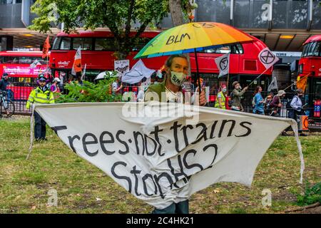 Londra, Regno Unito. 27 Giugno 2020. L'estinzione ribellione Rebel Trail escursionisti e protesta contro HS2 arriva alla fine del suo viaggio, che ha comportato a piedi lungo il percorso proposto. Il "blocco" dei morti continua per l'epidemia di Coronavirus (Covid 19) a Londra. Credit: Guy Bell/Alamy Live News Foto Stock