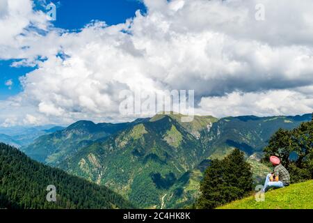 Passo Jalori, Himachal Pradesh, India; 20-settembre-2019; un trekking da solo che gode la vista sulle montagne, passo Jalori, Himachal Pradesh, India Foto Stock