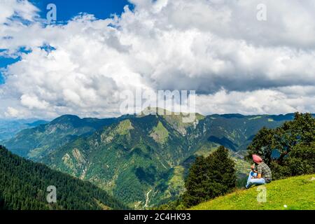 Passo Jalori, Himachal Pradesh, India; 20-settembre-2019; un trekking da solo che gode la vista sulle montagne, passo Jalori, Himachal Pradesh, India Foto Stock