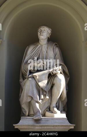 Statua di Filippo Brunelleschi mentre si guarda alla cupola del Duomo, Firenze, Italia, famosa località turistica Foto Stock