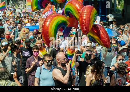 Berlino, Germania. 27 Giugno 2020. Partecipanti a 'Pride Berlin: Salva la nostra Comunità, Salva il nostro Pride' tenere palloncini in colori arcobaleno. La manifestazione contro la discriminazione di gay, lesbiche e transessuali porta da Nollendorfplatz ad Alexanderplatz. Si suppone che sia un piccolo sostituto della grande sfilata berlinese del CSD del 25.7. Credit: Annette Riedl/dpa/Alamy Live News Foto Stock