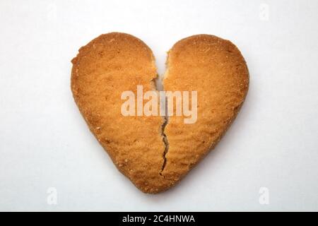 Gustosi biscotti sotto forma di cuori spezzati - un simbolo di amore Foto Stock