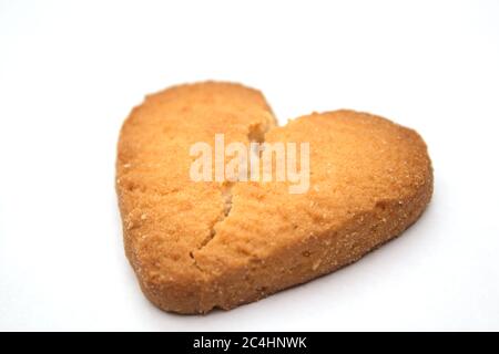 Gustosi biscotti sotto forma di cuori spezzati - un simbolo di amore Foto Stock