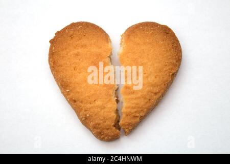 Gustosi biscotti sotto forma di cuori spezzati - un simbolo di amore Foto Stock