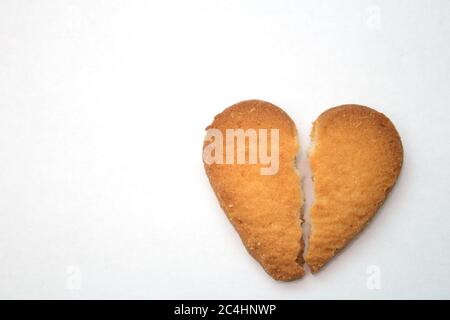 Gustosi biscotti sotto forma di cuori spezzati - un simbolo di amore Foto Stock