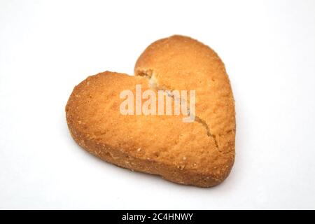 Gustosi biscotti sotto forma di cuori spezzati - un simbolo di amore Foto Stock