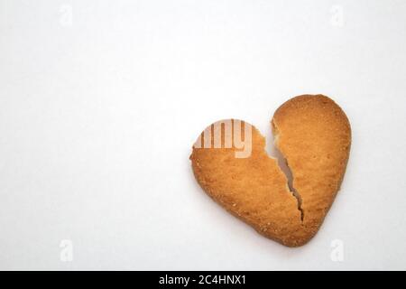 Gustosi biscotti sotto forma di cuori spezzati - un simbolo di amore Foto Stock