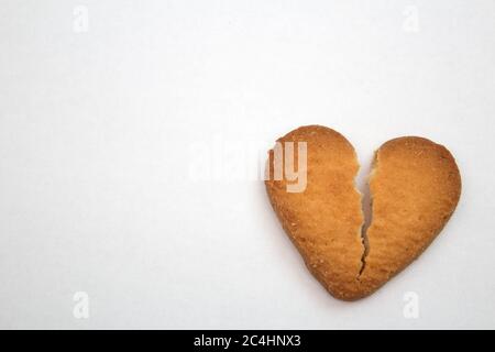 Gustosi biscotti sotto forma di cuori spezzati - un simbolo di amore Foto Stock