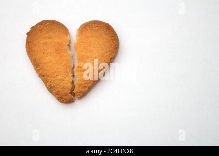 Gustosi biscotti sotto forma di cuori spezzati - un simbolo di amore Foto Stock