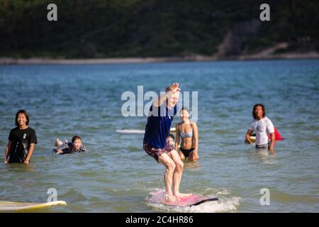 Sanya, provincia cinese di Hainan. 27 Giugno 2020. Un uomo impara a navigare in mare a Sanya, provincia di Hainan, nella Cina meridionale, il 27 giugno 2020. Credit: Zhang Liyun/Xinhua/Alamy Live News Foto Stock