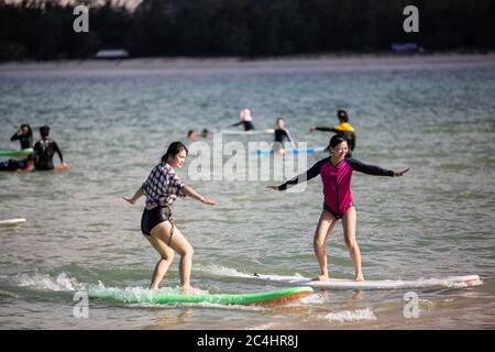 Sanya, provincia cinese di Hainan. 27 Giugno 2020. La gente impara il surf nel mare a Sanya, provincia di Hainan, 27 giugno 2020. Credit: Zhang Liyun/Xinhua/Alamy Live News Foto Stock