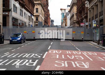 Glasgow, Scozia, Regno Unito. 27 giugno 2020. Cordone di polizia fuori della strada del centro città con grande barriera di acciaio dopo stabbing e sparare mortale all'hotel Ibis su West George Street ieri. Iain Masterton/Alamy Live News Foto Stock