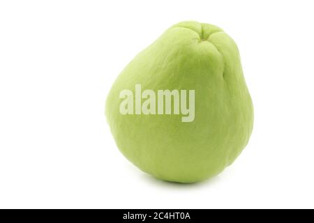 Frutto di chayote (Sechium edulis) su sfondo bianco Foto Stock