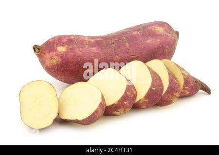 patate dolci appena raccolte su sfondo bianco Foto Stock