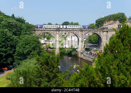 La famosa vista di Knaresborough, che attrae i visitatori in questa pittoresca cittadina nel North Yorkshire Foto Stock