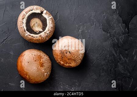 Funghi portobello maturi su sfondo nero spazio di visualizzazione superiore per il testo Foto Stock