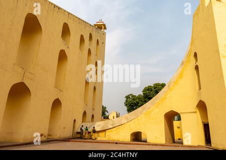 Jaipur, Rajasthan, India; Feb, 2020 : la meridiana più grande nel Mantar Jantar, Jaipur, Rajasthan, India Foto Stock