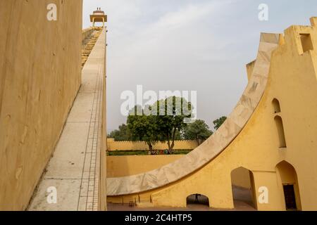 Jaipur, Rajasthan, India; Feb, 2020 : la meridiana più grande nel Mantar Jantar, Jaipur, Rajasthan, India Foto Stock