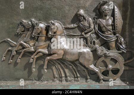 CORFU, GRECIA - SET 07 2016: Rilievo di Achille sul carro nel Palazzo Achilleion, isola di Corfù, Grecia Foto Stock