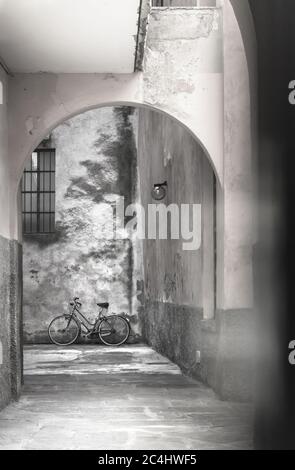 Bicicletta d'epoca appoggiata a un muro. Foto in stile retrò. Foto Stock