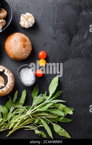 Funghi Portabello ingredienti per la cottura, formaggio cheddar e salvia su fondo nero. Spazio di visualizzazione superiore per il testo Foto Stock