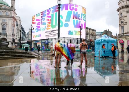 Piccadilly Circus, Londra, Regno Unito. 27 giugno 2020. L'orgoglio di Londra 2020 è rimandato, il tabellone elettronico in Piccadilly Circus. Credit: Matthew Chpicle/Alamy Live News Foto Stock