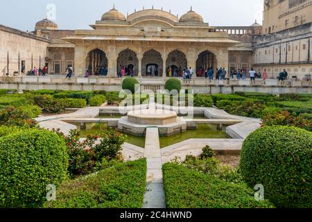 Jaipur, Rajasthan, India; Feb, 2020 : il giardino di fronte al Seesh Mahal a Amber Fort, Jaipur, Rajasthan, India Foto Stock