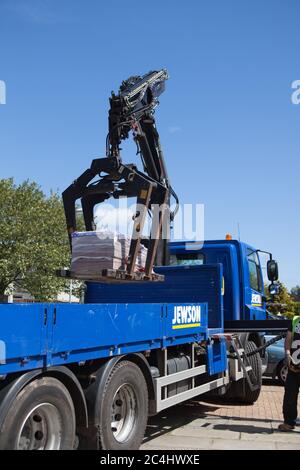 Benna meccanica per scaricare il pallett dal camion. Scozia Regno Unito Foto Stock