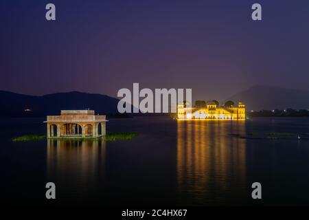 La vista di Jal Mahal di notte, Jaipur, Rajasthan, India Foto Stock