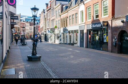 Vista su un desolato centro di Utrecht con negozi chiusi presso lo Steenweg. Le strade sono deserte a causa della pandemia di Corona. Paesi Bassi. Foto Stock