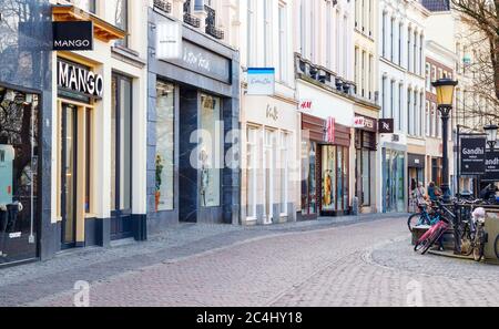 Vista su un desolato centro di Utrecht con negozi chiusi all'Oudegracht. Le strade sono deserte a causa della pandemia di Corona. Paesi Bassi. Foto Stock