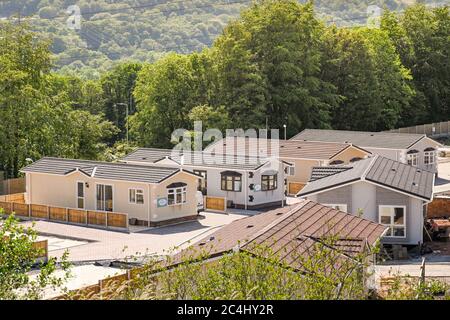 Upper Boat, vicino Pontypridd, Galles - Giugno 2020: Nuove case mobili su un sito vicino Pontypridd, che è in fase di miglioramento con nuove strade e basi. Foto Stock