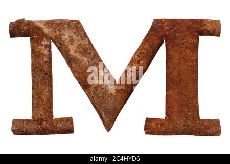 Vecchia lettera M in metallo arrugginito, isolata su sfondo bianco Foto Stock