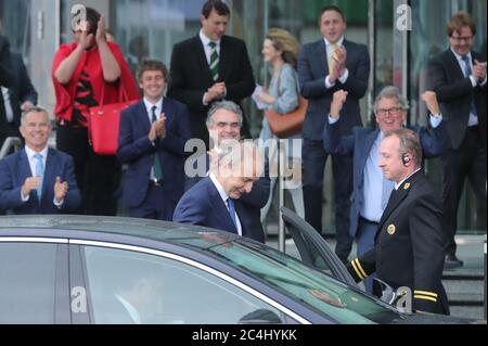 I membri del partito si acclamano come il leader del fallimento di Fianna Micheal Martin lascia la prigione - nel Centro Congressi, Dublino, dove è stato eletto come nuovo Premier irlandese e ha ufficialmente votato come nuovo Taoiseach. Foto Stock