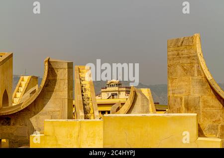 Meridiane diverse nel Jantar Mantar, Jaipur, Rajasthan, India Foto Stock