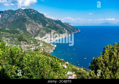 Italia, Campania, Ravello - 15 Agosto 2019 - Vista della Costiera Amalfitana dalla terrazza di Villa Cimbrone Foto Stock