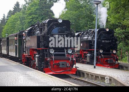 27 giugno 2020, Sassonia-Anhalt, Schierke: I treni della Harzer Schmalspurbahn si trovano nella stazione. Con l'inizio del calendario estivo 2020, HSB distribuirà più treni su tutte le rotte. HSB userà treni regolari con funzionamento a vapore sull'intera rete di rotte. Foto: dpa-Zentralbild/dpa Foto Stock