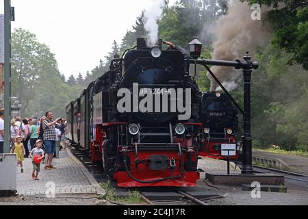 27 giugno 2020, Sassonia-Anhalt, Schierke: I treni della Harzer Schmalspurbahn si trovano nella stazione. Con l'inizio del calendario estivo 2020, HSB distribuirà più treni su tutte le rotte. HSB userà treni regolari con funzionamento a vapore sull'intera rete di rotte. Foto: dpa-Zentralbild/dpa Foto Stock