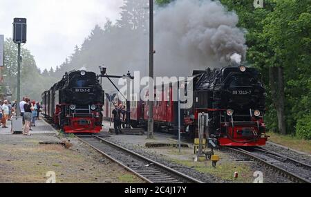 27 giugno 2020, Sassonia-Anhalt, Schierke: I treni della Harzer Schmalspurbahn si trovano nella stazione. Con l'inizio del calendario estivo 2020, HSB distribuirà più treni su tutte le rotte. HSB userà treni regolari con funzionamento a vapore sull'intera rete di rotte. Foto: dpa-Zentralbild/dpa Foto Stock