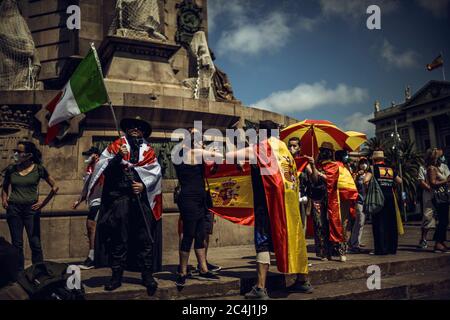 Barcellona, Spagna. 27 Giugno 2020. I sostenitori del partito di destra VOX costruiscono una catena umana simbolica intorno al Monumento Columbus di Barcellona per protestare contro le richieste di gruppi di estrema sinistra di rimuovere la statua in congiunzione con le recenti Black Lives Matter e le proteste anti-razzismo dopo che il cittadino afro-americano George Floyd è stato ucciso mentre era stato trattenuto dalla polizia di Minneapolis. Credit: Attias Oesterle/Alamy Live News Foto Stock