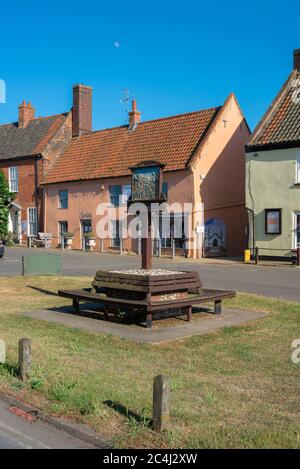 Burnham Market Norfolk, vista in estate del cartello sul villaggio verde e negozi tradizionali e la proprietà a Burnham Market, Norfolk nord, Regno Unito. Foto Stock