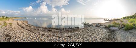 Foto panoramica ad alta risoluzione di una spiaggia panoramica e di una baia sul Mar Baltico nella Germania settentrionale Foto Stock