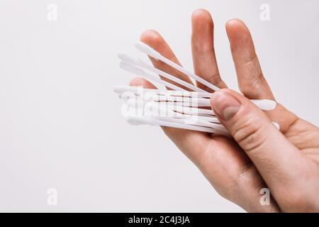 Boccioli di cotone bianco in una mano femminile isolato. Foto Stock