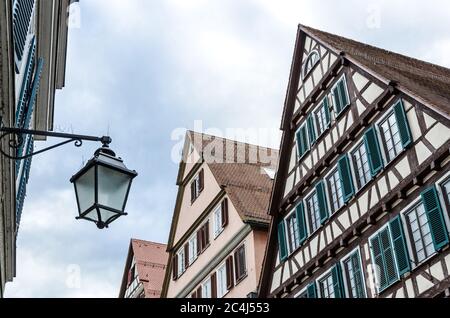 Tipica architettura medievale tedesca a Tübingen, nel sud della Germania Foto Stock