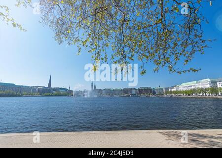 Vista panoramica sul fiume Alster (Binnenalster) e gli edifici storici nel centro della città di Amburgo, Germania Foto Stock