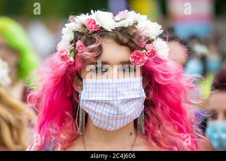 La gente partecipa ad una marcia Black Trans Lives Matter da Hyde Park, Londra, il giorno in cui Pride a Londra avrebbe avuto luogo, a seguito di una serie di proteste per la materia Black Lives in tutto il Regno Unito. Foto Stock
