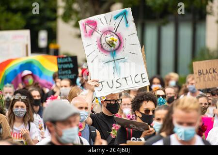La gente partecipa ad una marcia Black Trans Lives Matter da Hyde Park, Londra, il giorno in cui Pride a Londra avrebbe avuto luogo, a seguito di una serie di proteste per la materia Black Lives in tutto il Regno Unito. Foto Stock