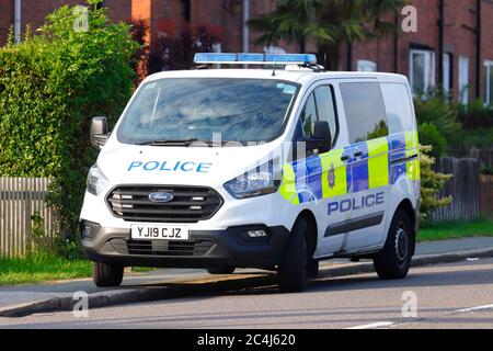 Un pulmino di polizia della polizia dello Yorkshire occidentale parcheggiava fuori da una proprietà a Swillington, Leeds, Regno Unito Foto Stock