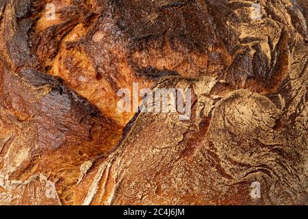 Crosta di un pane fresco cotto contadino tedesco primo piano su telaio completo Foto Stock