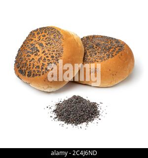 Coppia di panini di semi di papavero appena sfornati e un mucchio di semi di papavero isolato su sfondo bianco Foto Stock